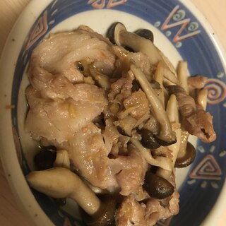 タイの万能調味料で肉しめじ炒め